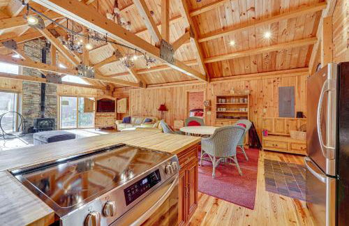 15 Mi to Snowshoe Resort Cabin with Deck and Fire Pit - Foto 7