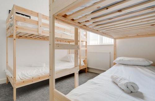 Huge Apartment - 8 Beds - Free Parking - Long Stays! - Foto 26