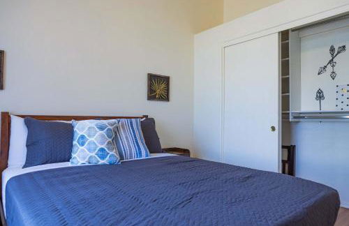 Modern House with Office Cornhole Near Freeways - Foto 23