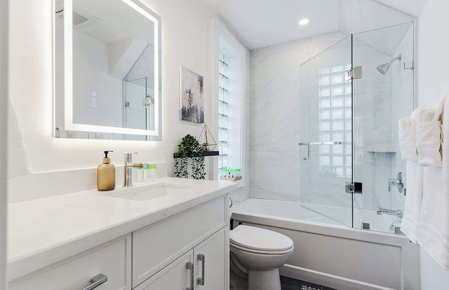 Elegant Suite—Near Kensington Market, Sleeps 8 - Foto 24