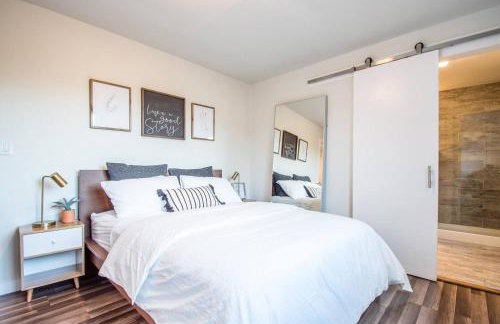 Stylish Modern Farmhouse wYard 10 mins from DT - Foto 42