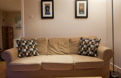 Bright & Stylish West End Apartment - Photo 3