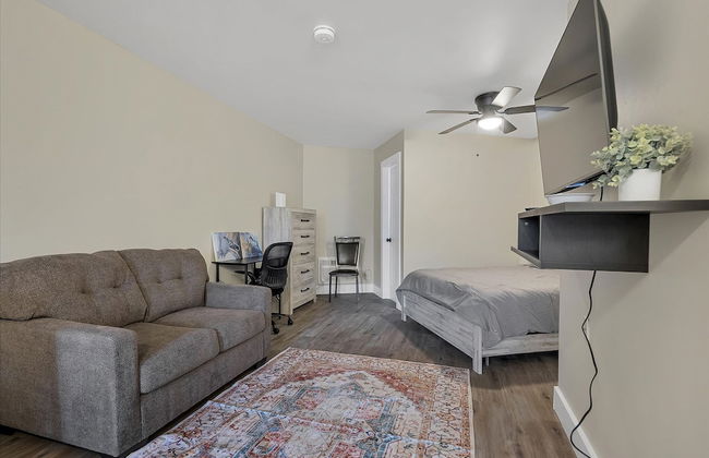 Modern Studio Apartment With Queen Bed - Photo 2