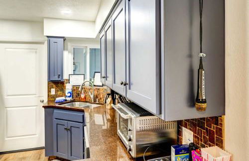 Walk to Dtwn! Dog-Friendly Oakhurst Gem with Yard - Foto 13