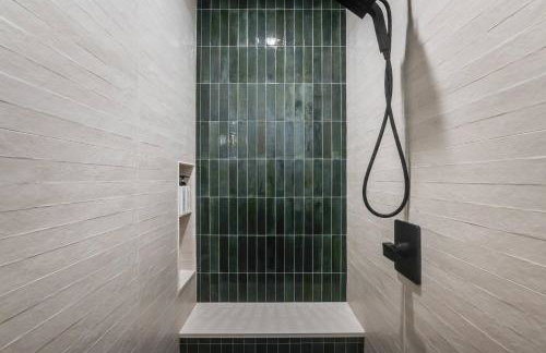 Modern Cabin Near Cheney Lake W Pool and Hot Tub - Foto 14