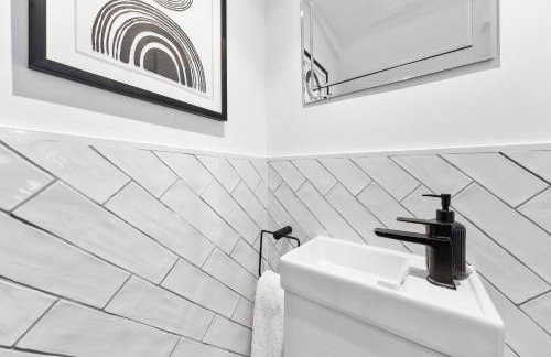 AC & Private Drive Stylish 4BR 5 Beds 8 Guests Wifi And Parking - Photo 47