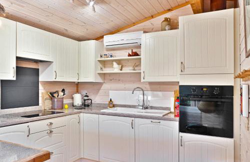 The Lodge - Luxury Lodge with Super King Size Bed, Kitchen & Shower Room - Foto 6