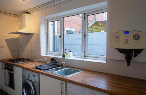 5BR House, Free Parking, Fast Wi-Fi, Sleeps 10 - Foto 12