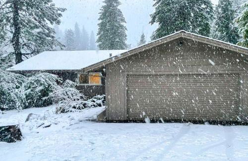 Furnished Deck and Fire Pit Sherwood Forest Cabin - Photo 31