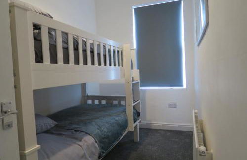 NEW 4 Bed house close to train station and town - Foto 8