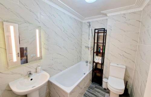 Beautiful Kensington Home with 4 beds, only 3 Minutes walk to Earls Court Station - Photo 23