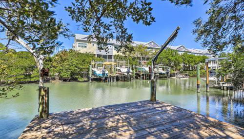 Tropical Waterfront Home Central Location! - Foto 3