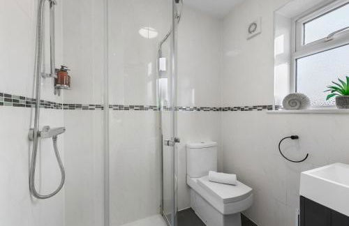 LONG TERM STAY SPECIAL OFFER AVAILABLE! 5-Bedroom Spacious, Stunning Design, Sociable Areas & Cosy House Near South Downs Park, Sleeps 11 with GAMES Room, PRIVATE PARKING and GARDEN - by Blue Puffin Stays - Foto 76