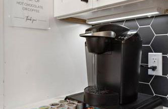 Black House - Downtown Elegance with HotTub and King Beds - Foto 51