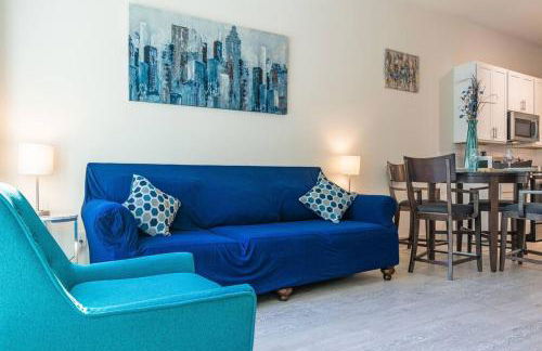 Beautiful RiverWalk Apt with Full Amenities, King Bed & Free Parking - Foto 20