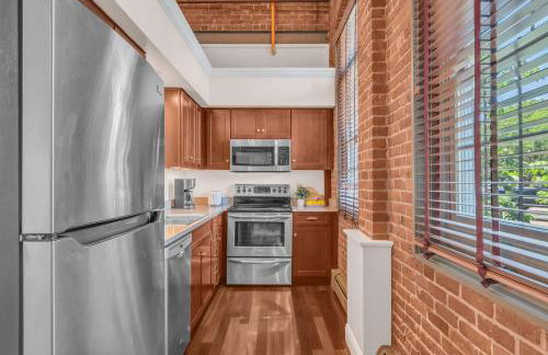 Jennifer's Historic Riverfront Loft Private Patio - Photo 10