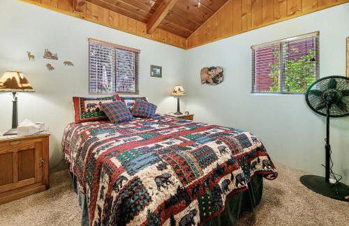 Catalina Retreat -Cozy mountain home in a tree filled neighborhood, plenty of games and a hot tub! - Foto 34