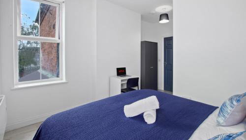 Large Modern Apartment I Sleeps 3 I Fast Wi-Fi I Self Check-in I Free Private Parking I LongTerm Rates Available - Foto 4
