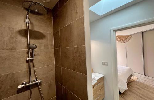 Villa Gaïa - 2 suites lits King size et salles de bain privatives - parking privé - 10 minutes Eurexpo - Aéroport - Groupama Stadium - Foto 5