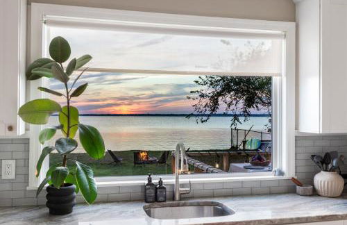 Waterfront Designer Retreat! Stunning Sunsets! Less than 5 minutes to the beach! - Foto 47