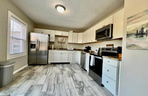 Charming 4BR Home in Liberty Township w Large Deck - Foto 8