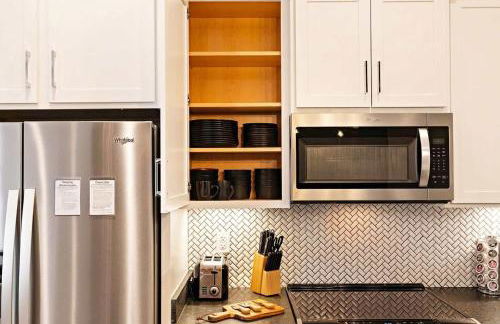 Private Home with Rooftop Game Room near Downtown - Foto 55