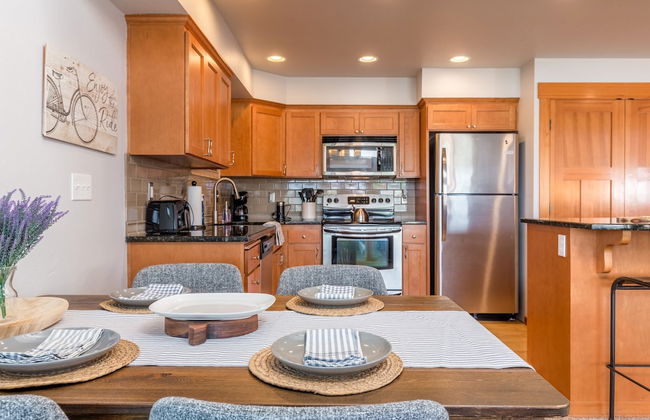 Coastal Chic Beach Condo by Avantstay Balcony - Photo 8