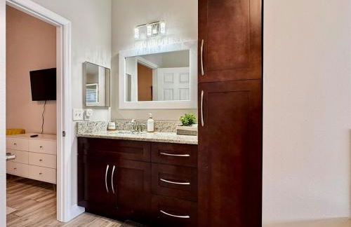 Modern 4BR 2BA with pool in gated community - Foto 25