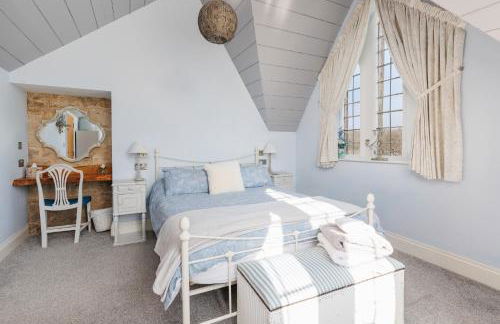 The Old Abbey Farmhouse - Stay at Quarr Abbey Monastery - Pet-Friendly Farmhouse with History & Countryside Views, surrounded by woodland & nature - Photo 25