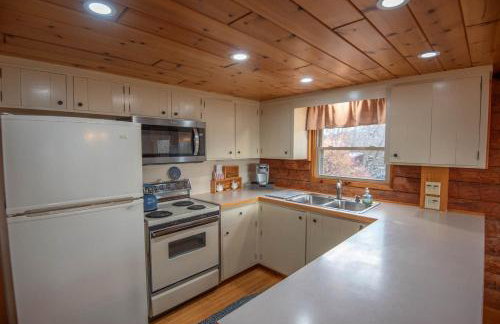 Mountain Top Cabin! Hot tub, Fireplace, Dog Friendly - Photo 20