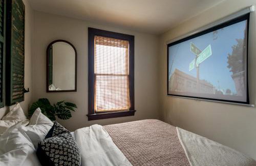 Designer Home, Hot Tub, Private Yard, & Projector - Foto 3