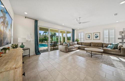 Epic Playhouse Getaway - Castle & Superhero Bunks Theater Private Pool No Rear Neighbors - Foto 32