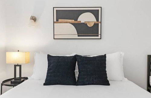 Sleek 1-Bedroom Apt in Chicago - East Park Tower 0610 rep - Photo 14