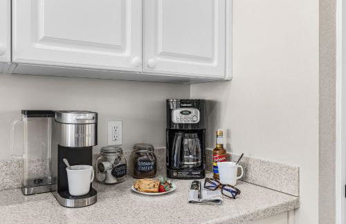 Lazy days and lake views. Beautiful Naples pool home - Foto 24