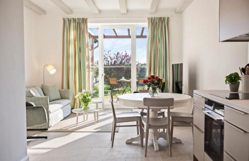 GUT KLETKAMP "Mühlenhof 2" - Ruhige Ferienwohnung mit 2 Schlafzimmern I Terrasse mit See- & Naturblick I Gemeinschaftsgarten I 15 Min zur Ostsee I Küche I Parkplatz I Waschmaschine I WLAN - Foto 1