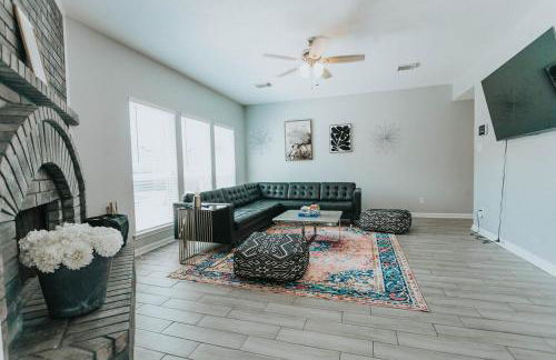 Beautiful Updated Home with Pool - Foto 13