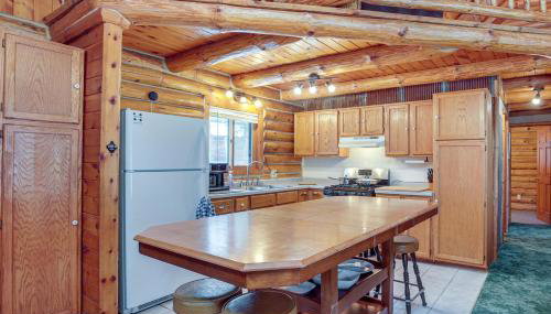 Rhinelander Waterfront Cabin with Deck and Fire Pit! - Foto 2