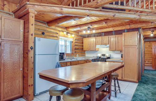Rhinelander Waterfront Cabin with Deck and Fire Pit! - Foto 2
