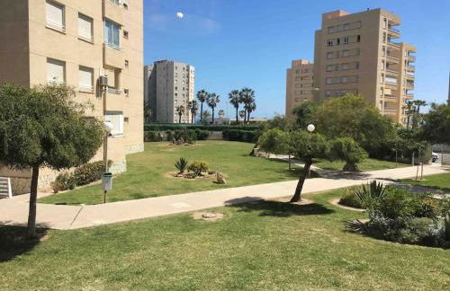 Apartamento segunda línea de playa con piscina - Photo 27