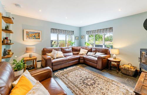 Whimsical Countryside Escape with Sprawling Garden - Foto 17