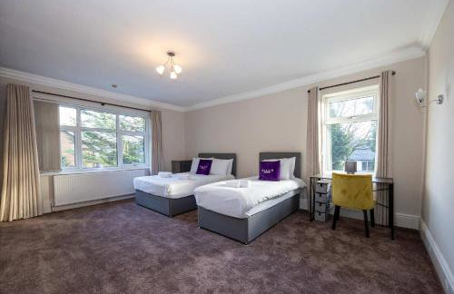 Detached House In Prestwich Sleeps 10 with Parking - Foto 19