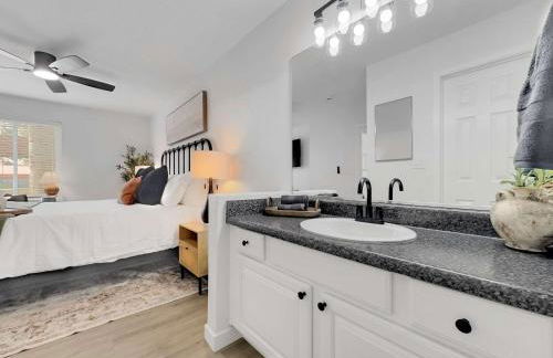 Luxe 2BR Condo Next to Pool Trails & Mountain - Foto 19