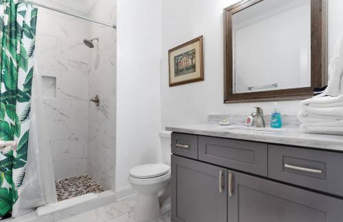 Mid-City 4BR w Pool Near Streetcar - Foto 17