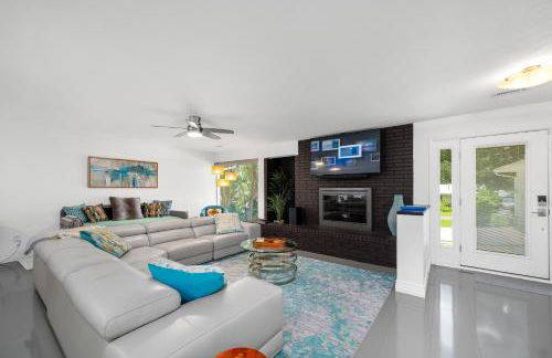 UF SUNSHINE HOUSE - Patio & BBQ - Chef Kitchen - EV Car Station - Upscale Neighborhood! - Foto 5