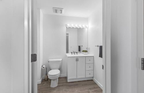 Modern Historic Loft 19ft Ceilings, Gym, Heated Parking, Skyline Views, Balcony - Foto 16