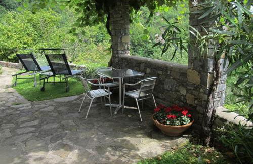 Stunning medieval setting surrounded by mountains - Photo 13