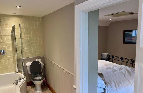 Northlands Farm King Ensuite - Photo 10