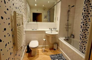 Beautiful Marina Apartment with private garden, flexible bedrooms with zip & link beds - Photo 16