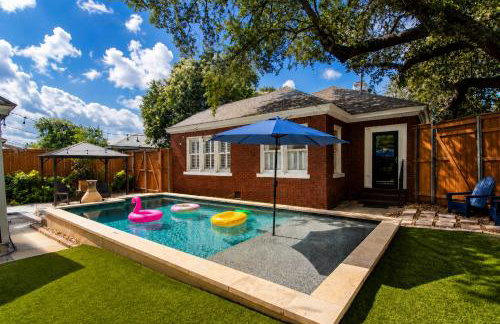Charming home with pool, enclosed yard, patio & great Woodlawn Lake location - Foto 31