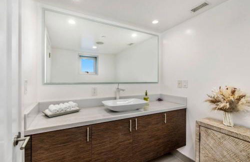 Spacious 4BR Retreat with Private Pool, Pool Table and Fast Wi-Fi Sleeps 9 Quiet Clinton Location - Foto 40